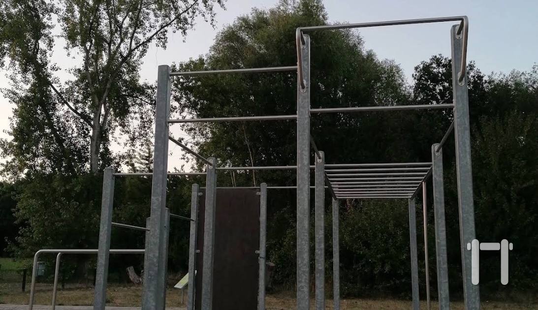 Calisthenics Geräte nahe Flughafen Dortmund — an outdoor calisthenics spot in Germany