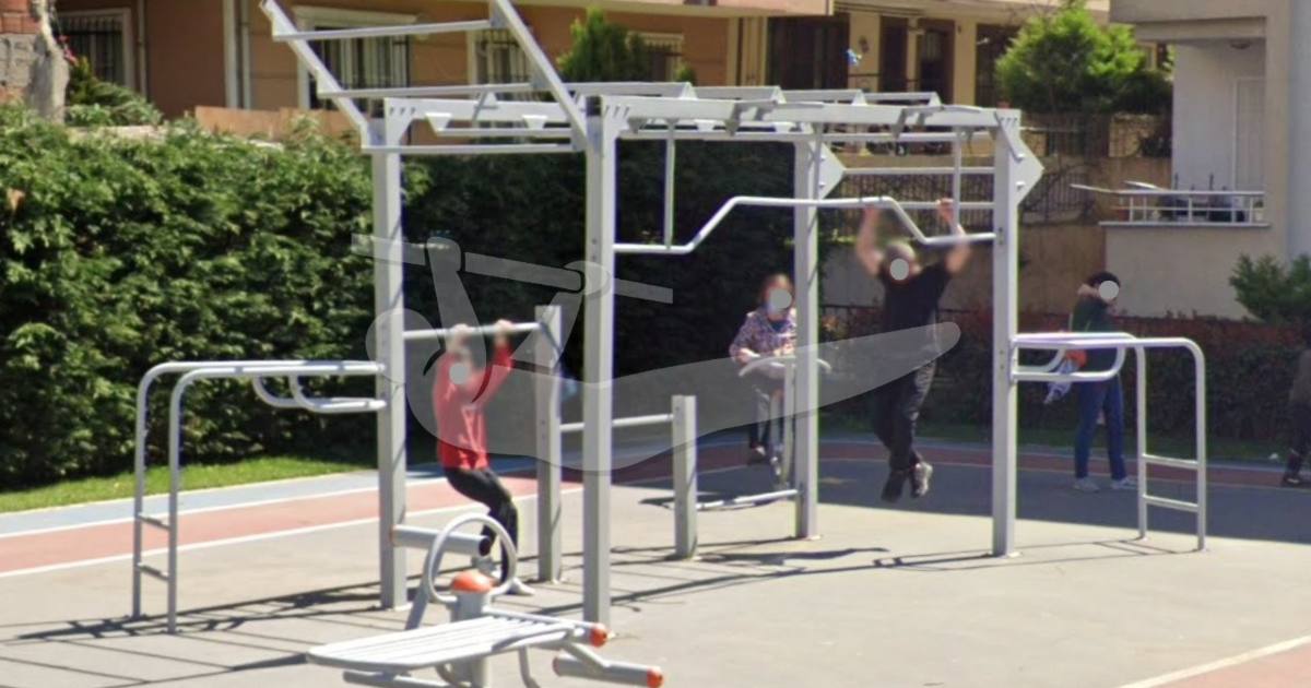 Outdoor Gym Bahçe Sokak — outdoor calisthenics spot in Istanbul