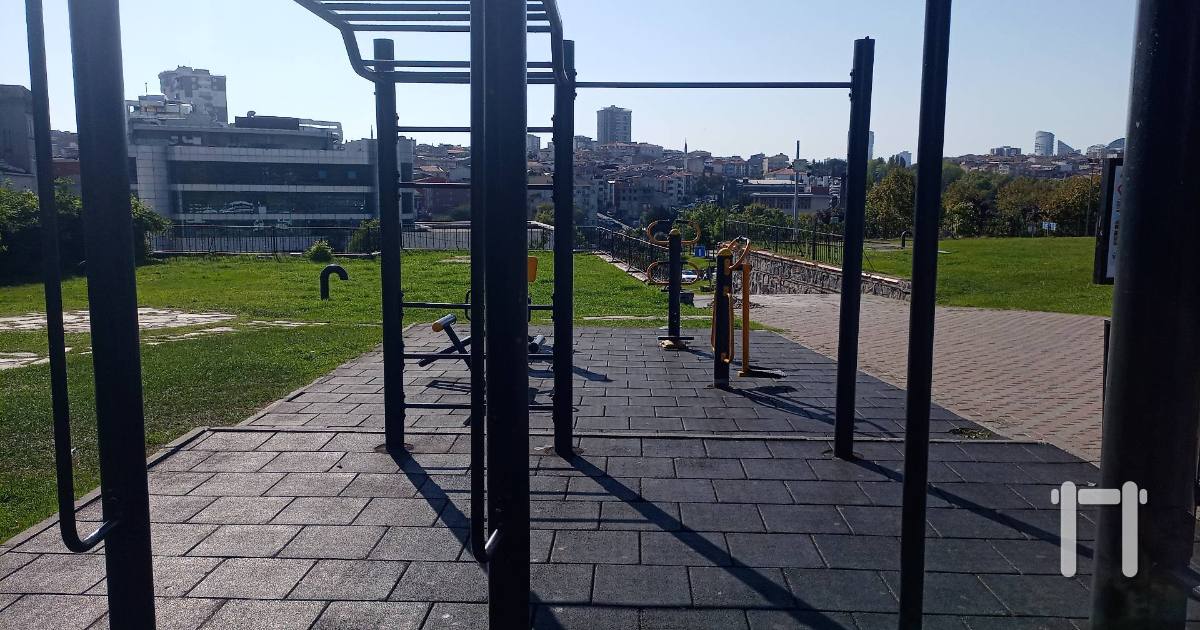 Deprem parkı — outdoor calisthenics spot in Esenler