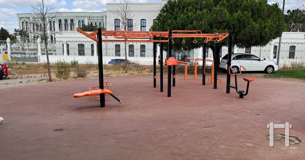 Exercise park near ferry terminal — outdoor calisthenics spot in Istanbul