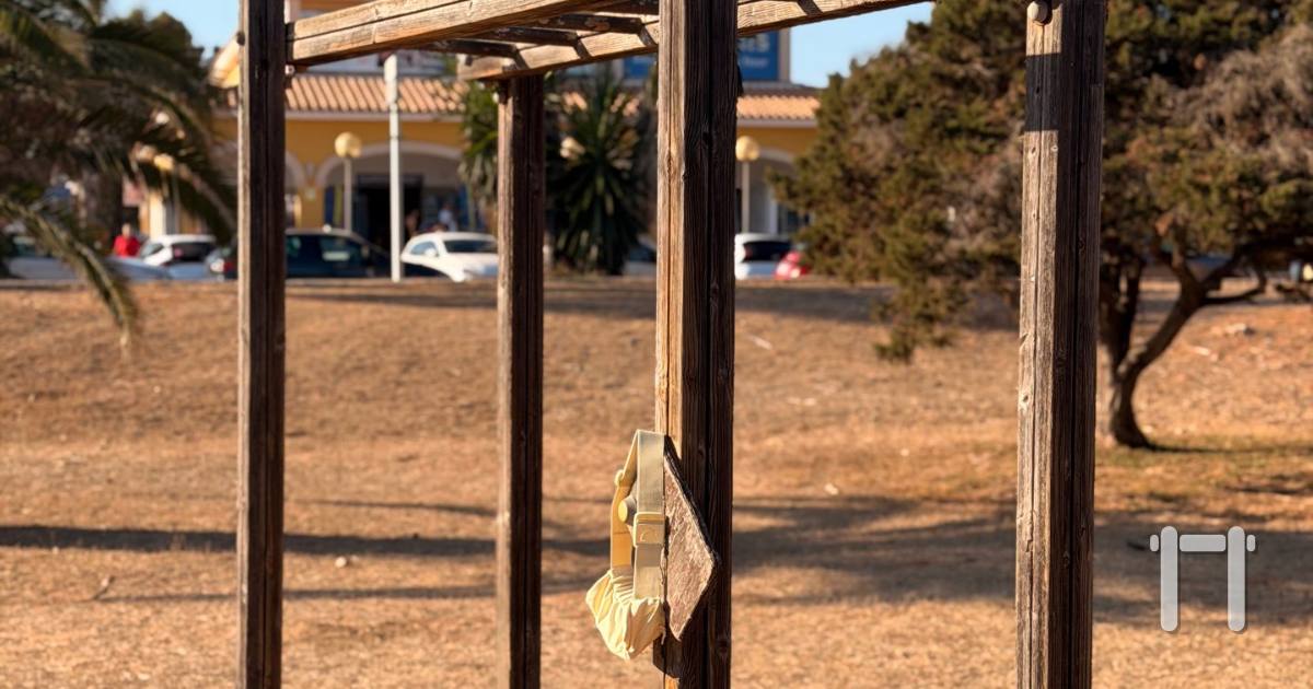 Barras (viejas) del parque — outdoor calisthenics spot in Balearic Islands