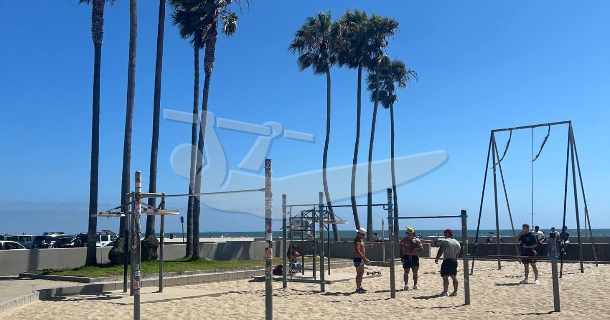 Santa Monica - Outdoor Exercise Gym - "Muscle Beach" - Venice Beach — an outdoor calisthenics spot in California